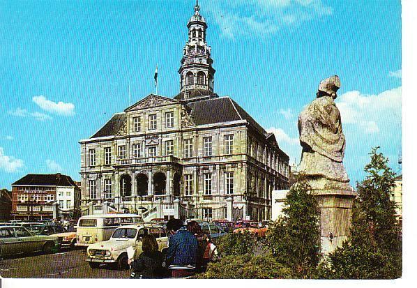 Ansichtkaart	Maastricht	Stadhuis	met Markt 	en Mooswief, Verzenden, 1960 tot 1980, Ongelopen, Limburg