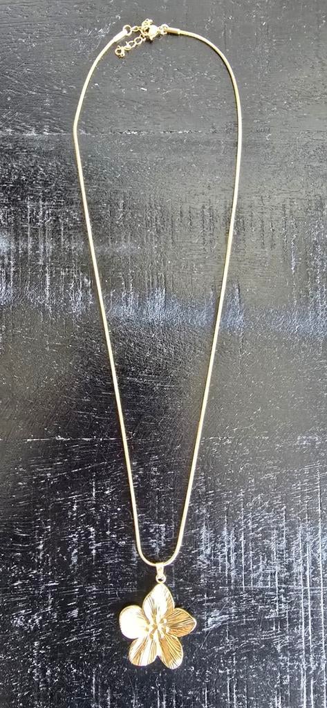 Gouden Plumeria Bloemenhanger Ketting Dames RVS, Nieuw, Ophalen of Verzenden, Goud, Overige materialen