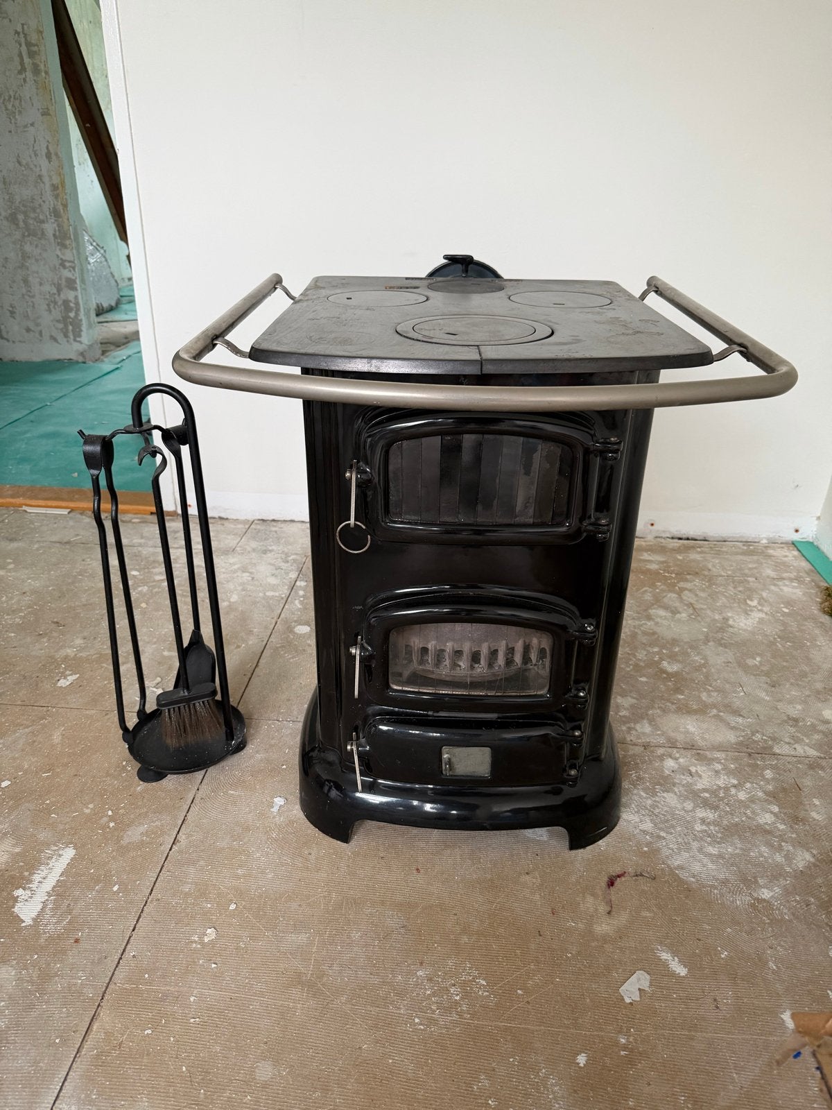 Antieke gietijzeren kookkachel met haardstel, Huis en Inrichting, Ophalen, Gebruikt, Vrijstaand, Hout