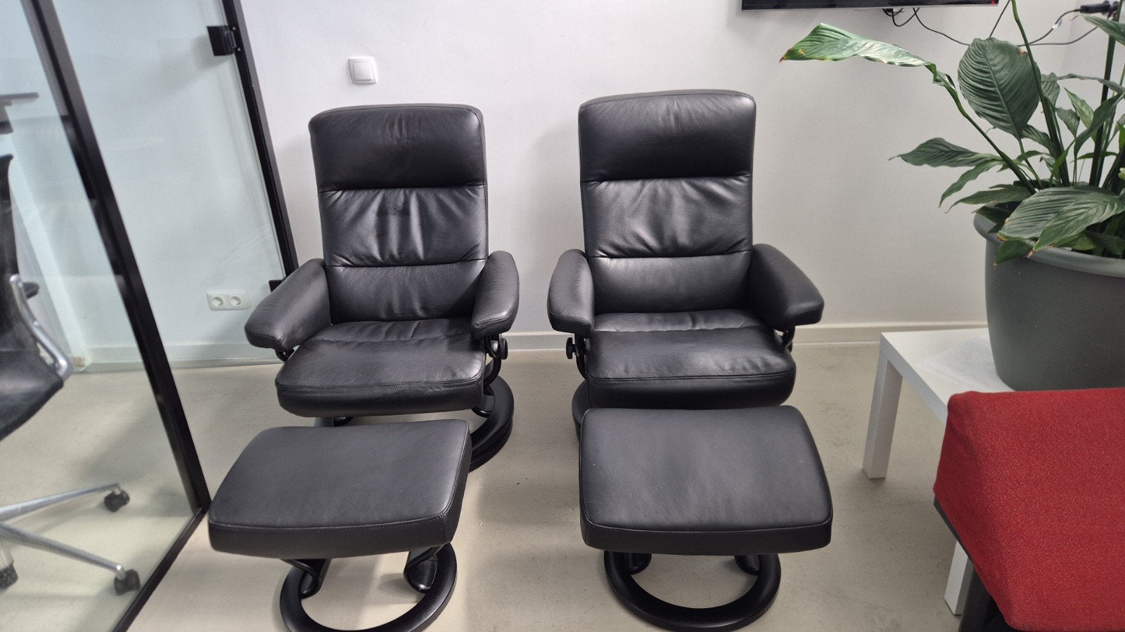 2x Stressless fauteuils met voetenbankjes - zwart leer, Ophalen, Zo goed als nieuw, 50 tot 75 cm, Leer