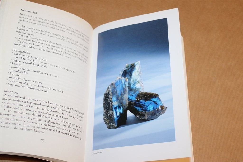 Geluk is een Edelsteen — Werking van Halfedelstenen, Boeken, Ophalen of Verzenden, Gelezen, Overige onderwerpen, Achtergrond en Informatie
