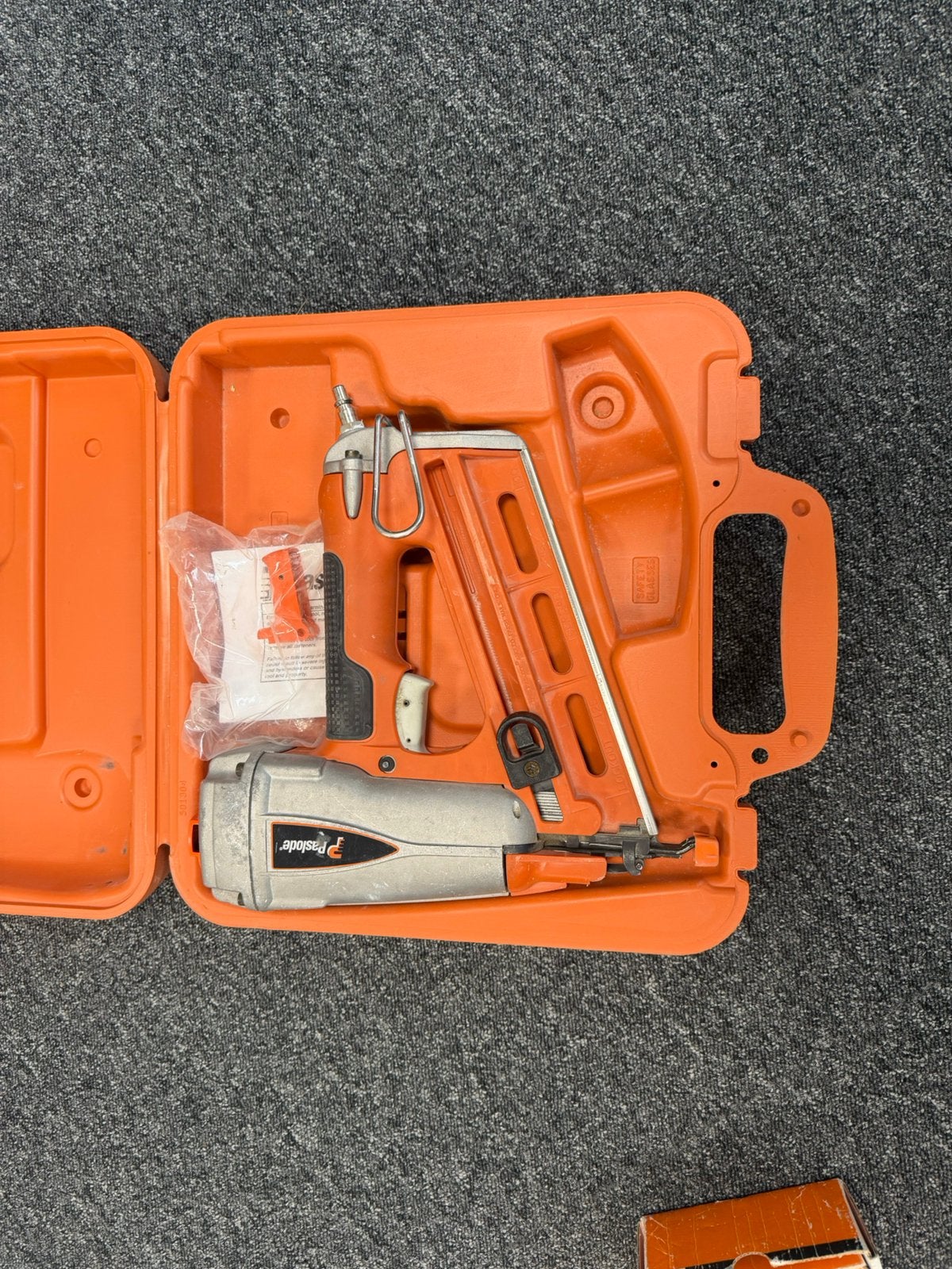 Pneumatische tacker Paslode T250A-F16 + gratis doos nietjes, Ophalen of Verzenden, Gebruikt, Tacker/nietmachine, Overige merken