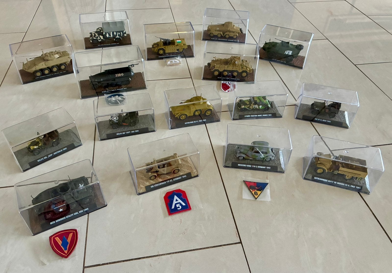 Atlas Editions Military Vehicles – 16 modellen + 6 patches, Ophalen of Verzenden, Zo goed als nieuw, Auto, Overige merken