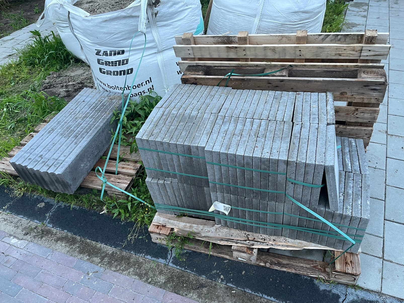 110 Stoeptegels 30x30 grijs + 8 opsluitbanden, Tuin en Terras, Tegels en Klinkers, Ophalen, Zo goed als nieuw, Beton, Terrastegels