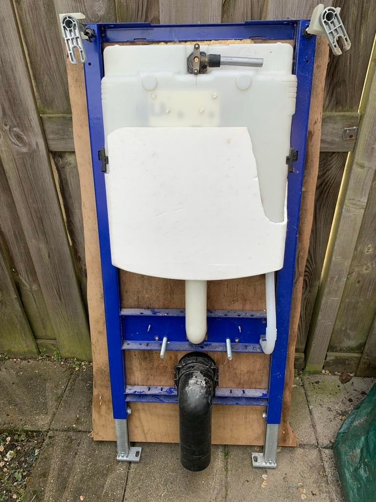 2x Complete Hangtoilet met inbouwreservoir, Ophalen, Zo goed als nieuw, Toilet