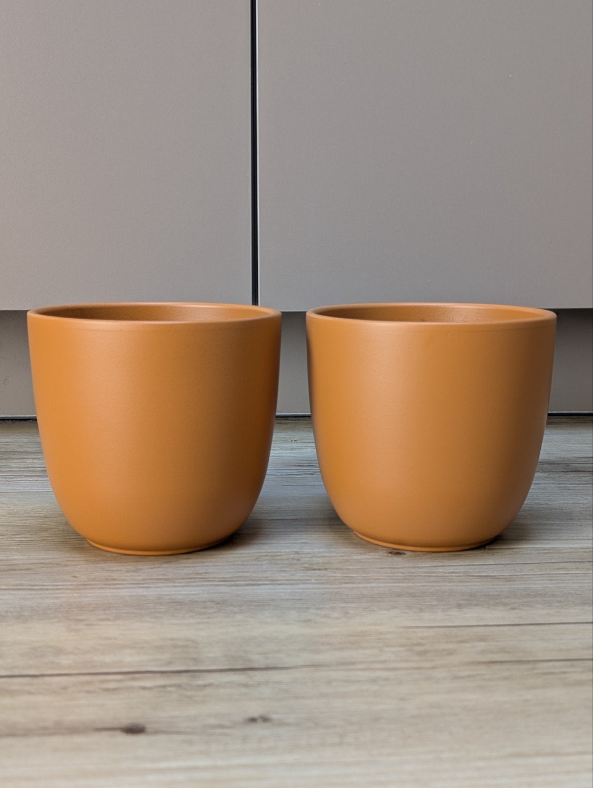 2 Bloempotten (terra / okergeel, Intratuin, voor binnen), Ophalen, Rond, Binnen, Zo goed als nieuw