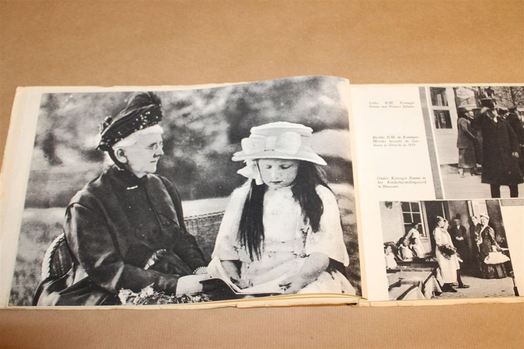 Ter Gedachtenis aan Koningin Emma 1858-1934 — Fotoboek, Verzamelen, Kaart, Foto of Prent, -, Ophalen of Verzenden, -