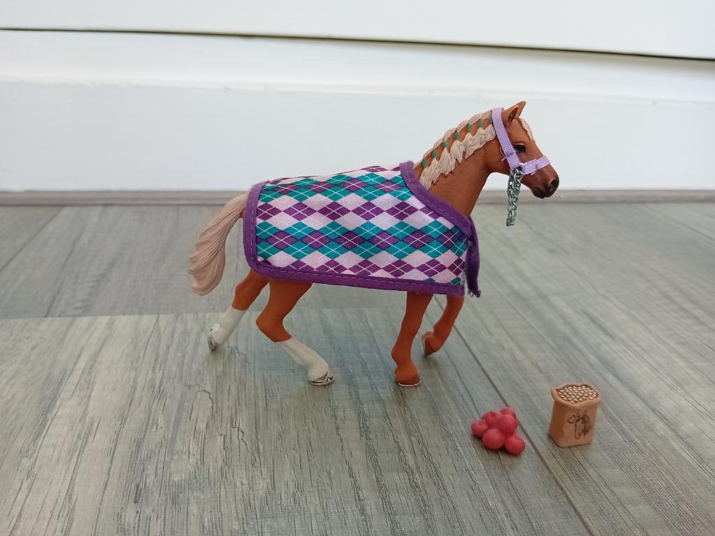 Schleich 42360 Paard met deken en accessoires, Ophalen of Verzenden, Zo goed als nieuw, Jongen of Meisje
