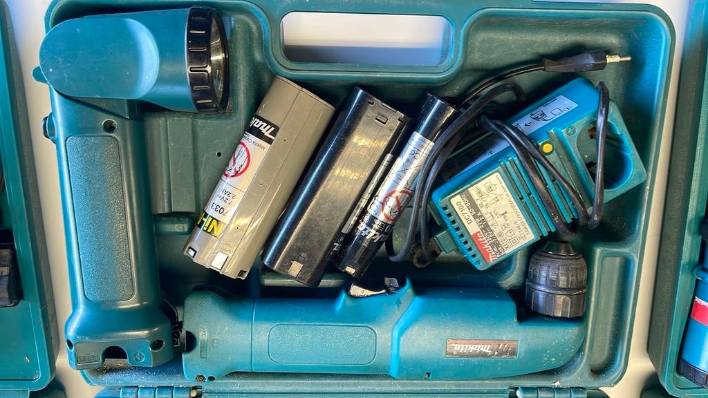 Haakse Makita Boor- en Schroefmachine - plus lampGebruikt, Doe-het-zelf en Verbouw, Gereedschap | Boormachines, Gebruikt, Variabele snelheid