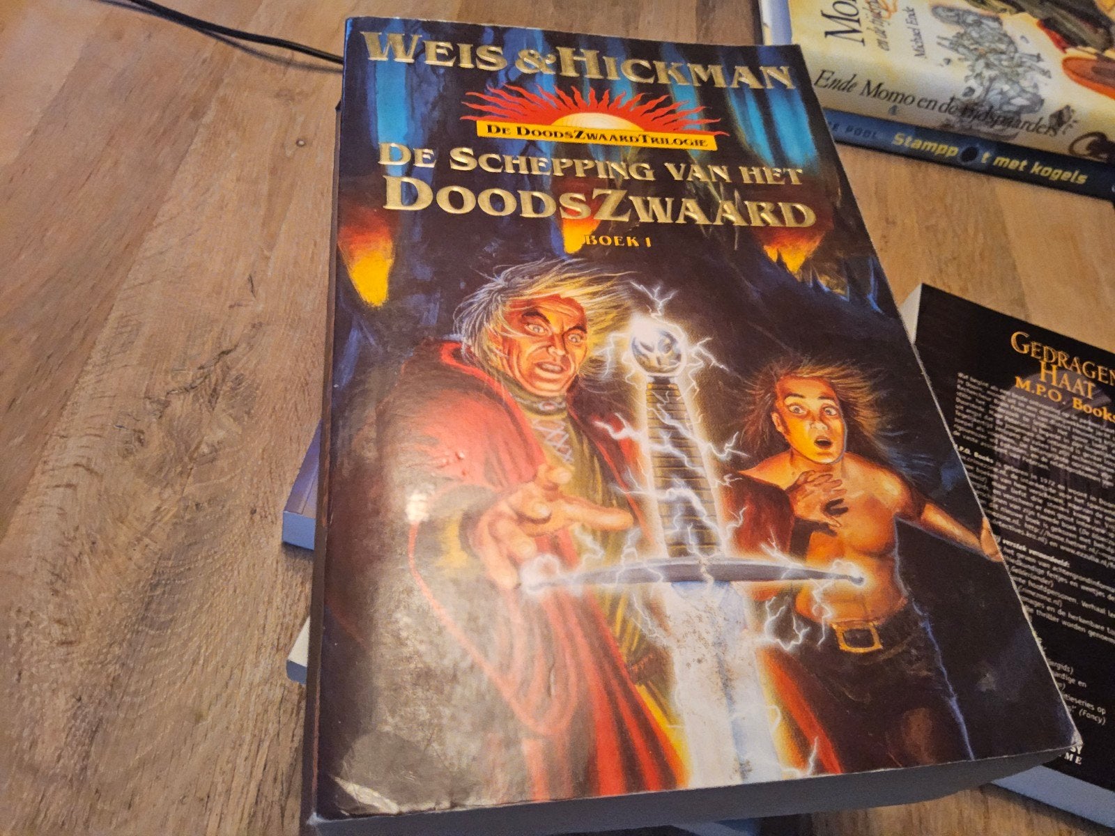 De Schepping van het Doodszwaard - Boek 1 (Weis & Hickman), Ophalen of Verzenden, Gelezen, Margaret Weis & Tracy Hickman