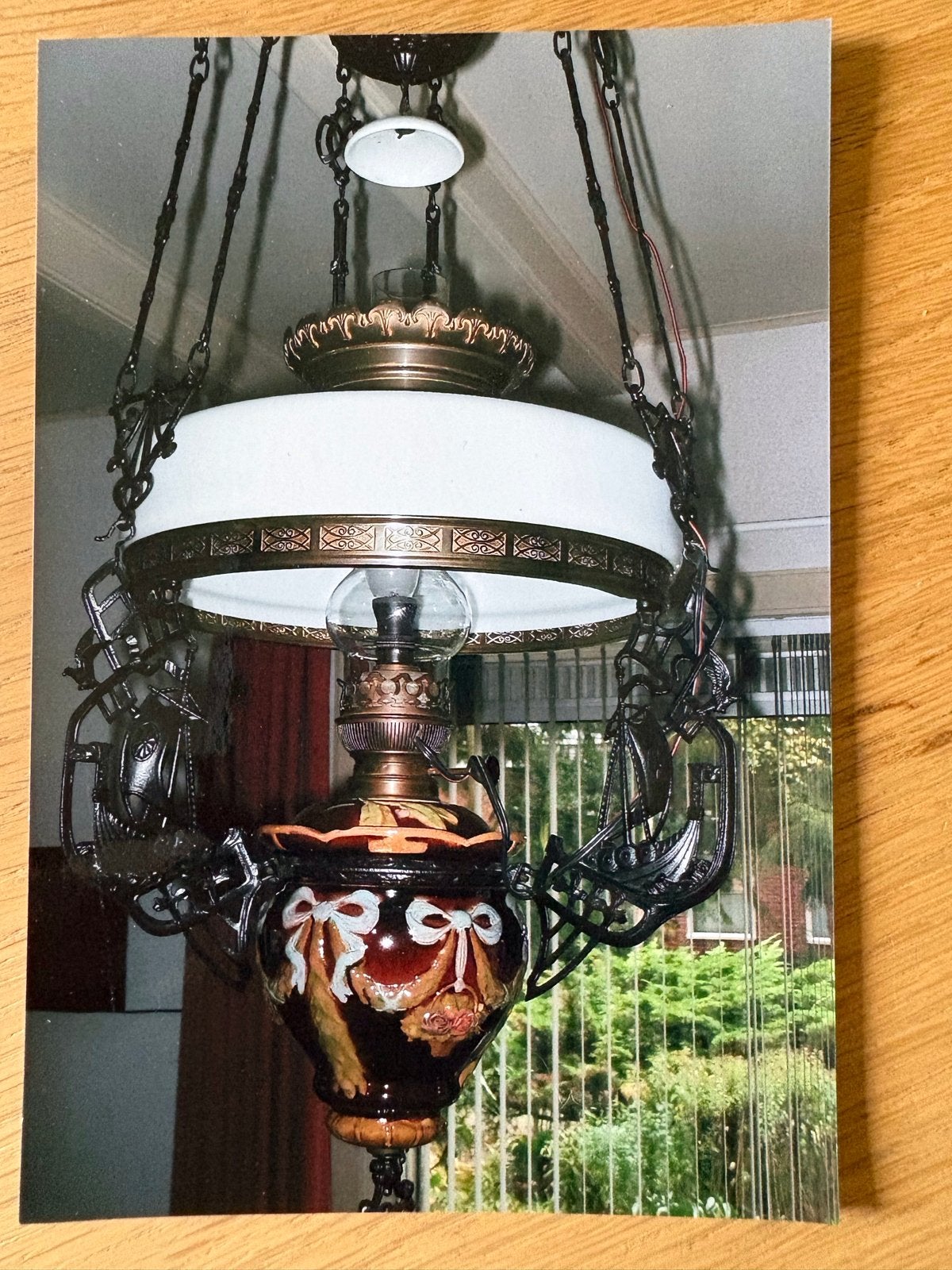Antieke hanglamp met olielamp en decoratieve schepen, Ophalen
