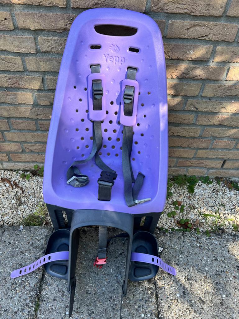 Yepp Achterzitje Fietsstoeltje paars, Fietsen en Brommers, Fietsaccessoires | Fietsstoeltjes, Ophalen, Achterzitje, 9 t/m 18 kg