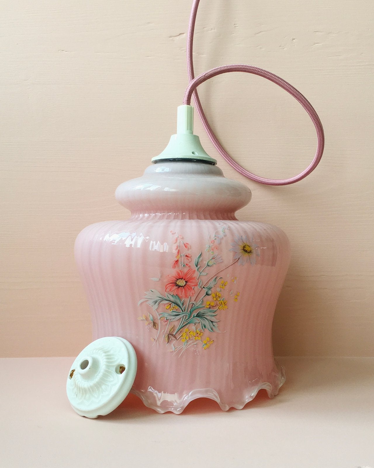 Puntgave Franse vintage hanglamp - roze glas met bloemmotief, Ophalen of Verzenden