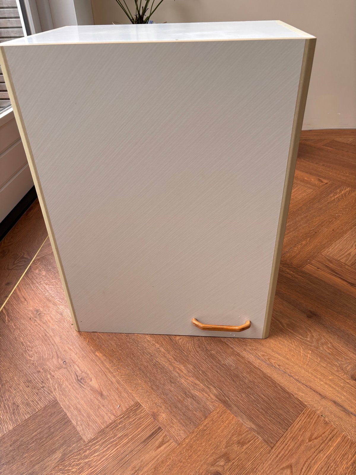 Witte bovenkeukenkastjes met houten handgrepen, Huis en Inrichting, Ophalen, Gebruikt, 25 tot 50 cm
