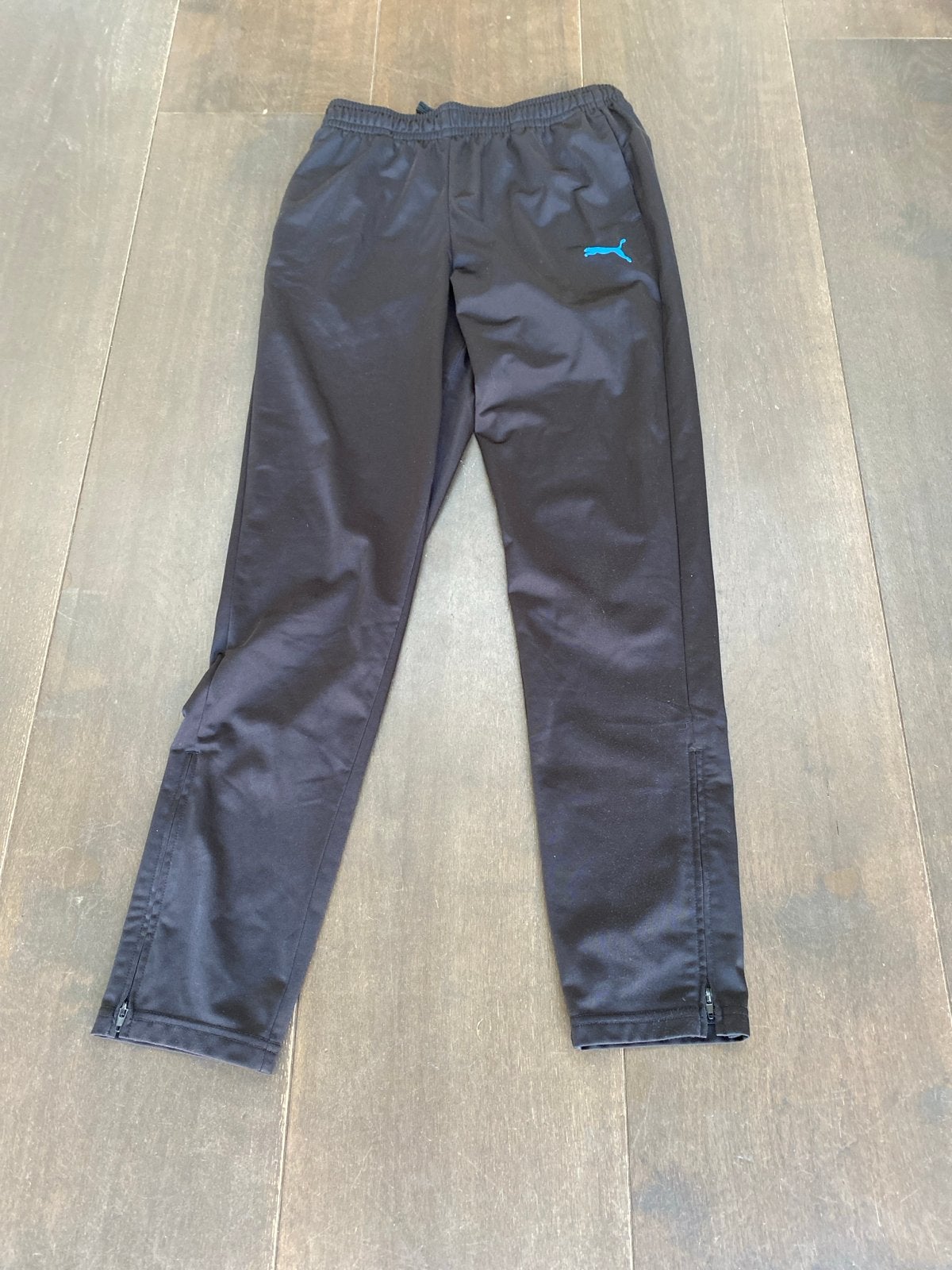 Puma trainingsbroek zwart met blauw logo, Ophalen, Zwart, Overige maten, Zo goed als nieuw