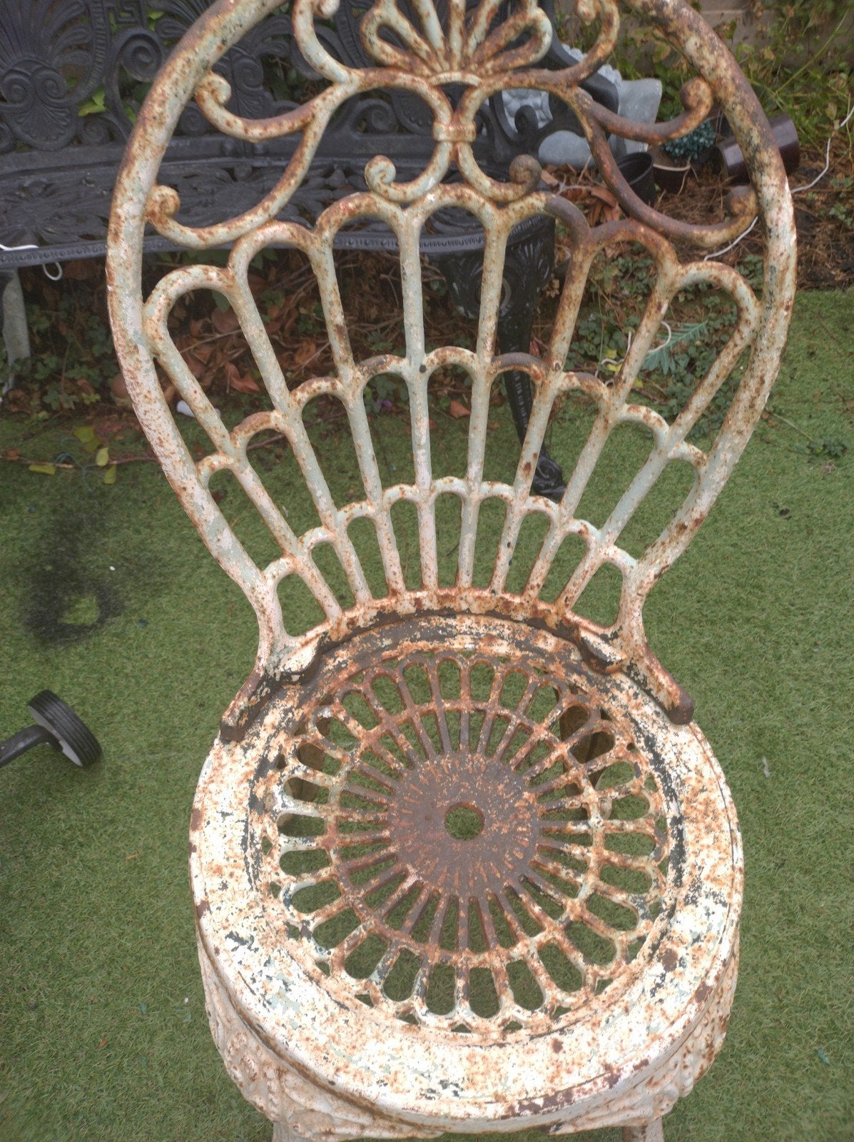 Antieke gietijzeren tuinstoel, roestig, decoratief, Ophalen