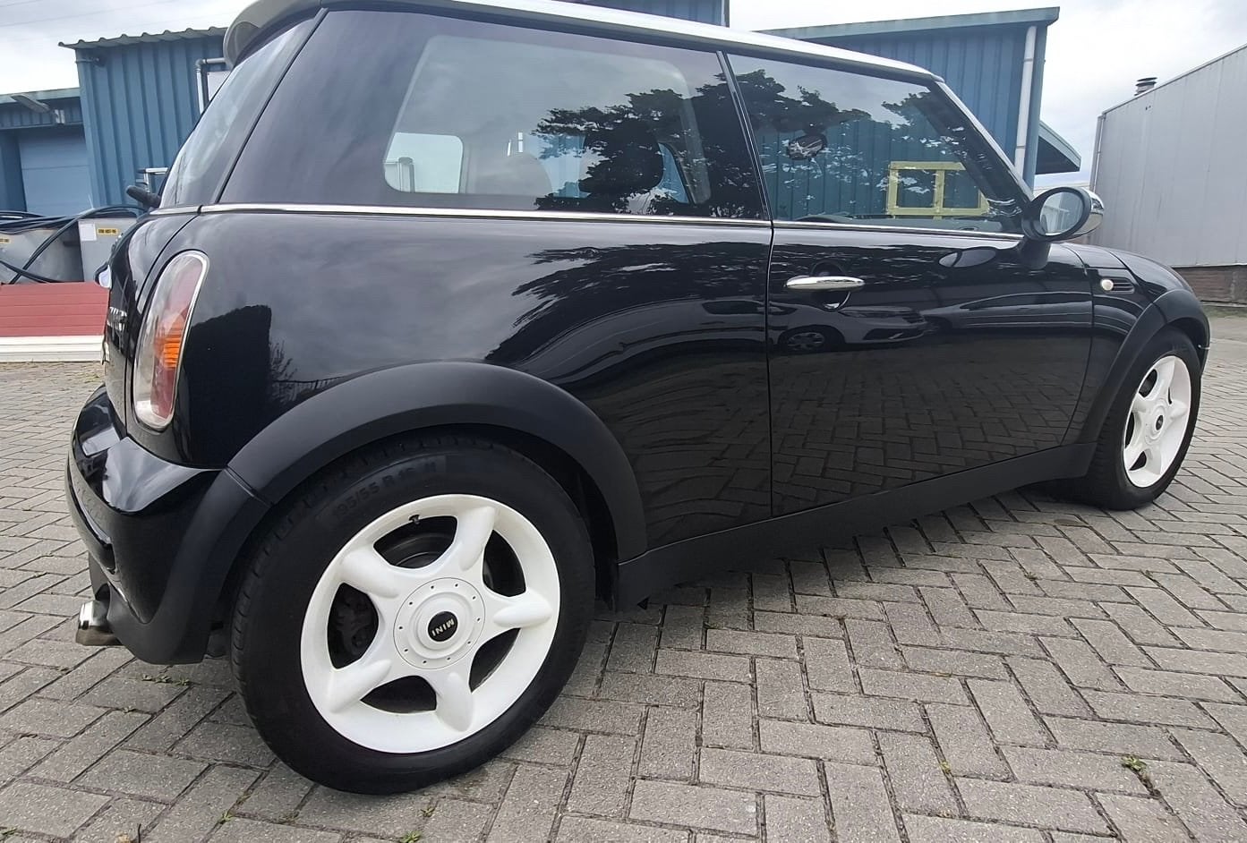 Mini 1.6 16V Cooper 2003 Zwart Airco, Sportvelgen, Voorwielaandrijving, 15 km/l, Lichtsensor, Zwart