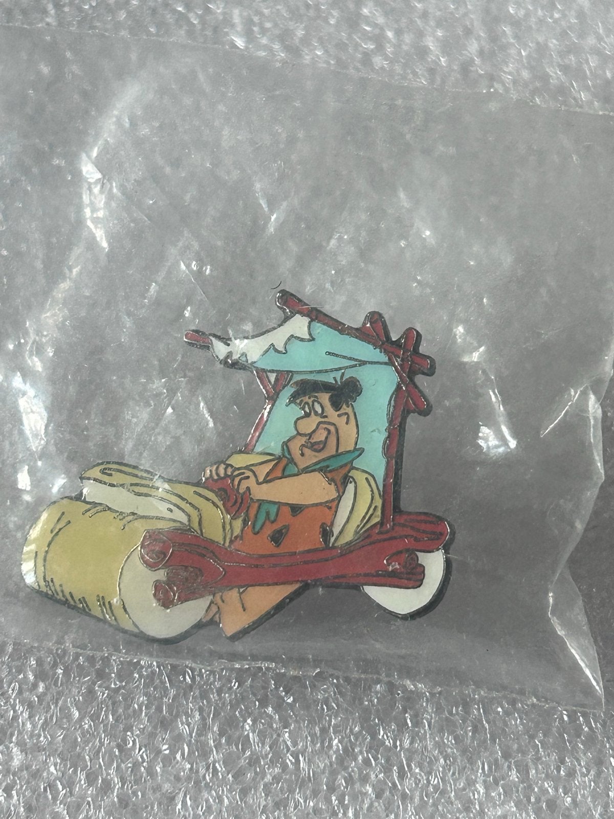 Vintage Flintstones Fred Flintstone in auto pin, Ophalen of Verzenden, Nieuw, Figuurtje, Speldje of Pin