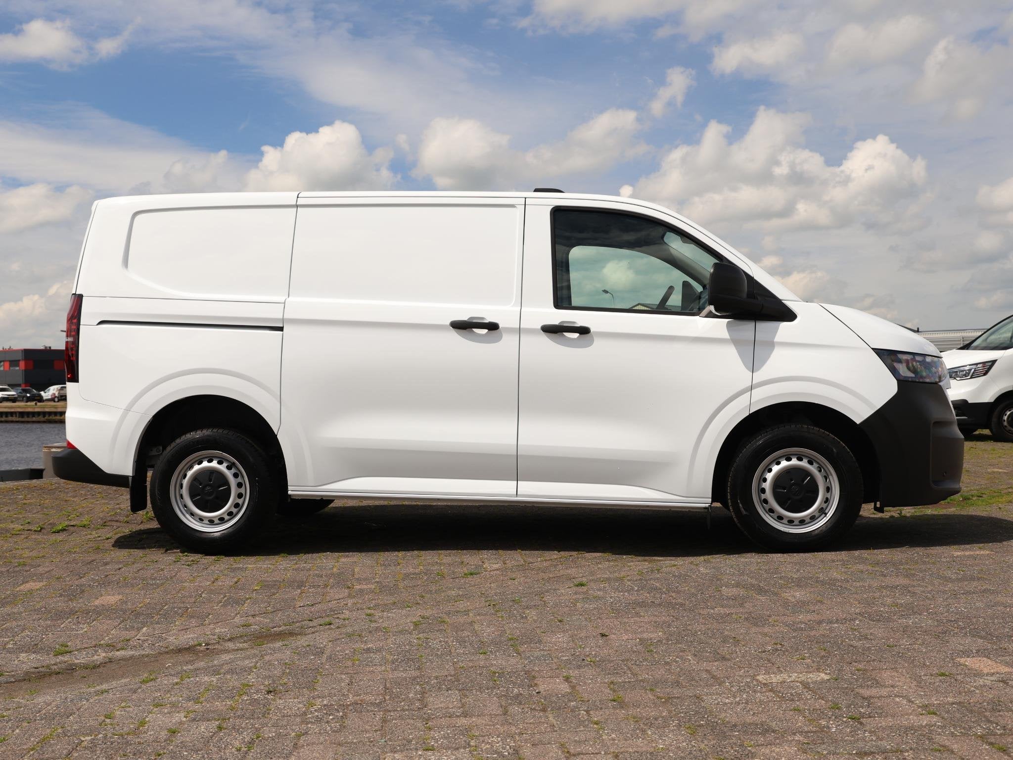 Foto 2 van Volkswagen Transporter 2.0 TDI 150pk L1H1 Life | ECC | Cruis