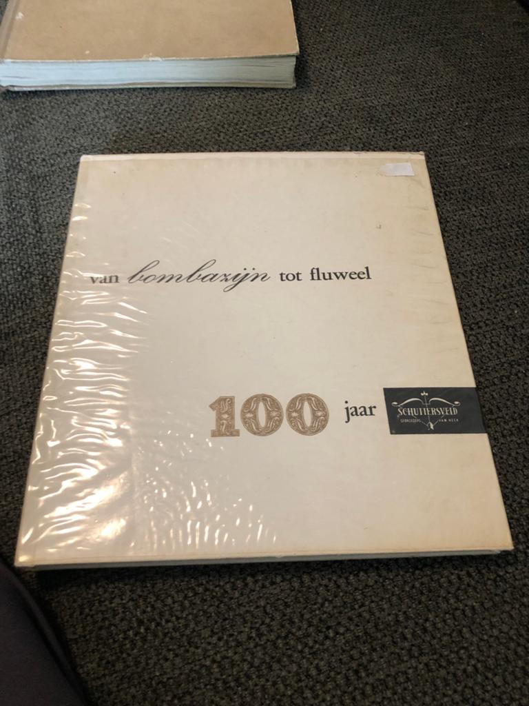 Van Bombazijn tot Fluweel - 100 jaar schuttersveld, Ophalen of Verzenden, Nieuw, Nederland