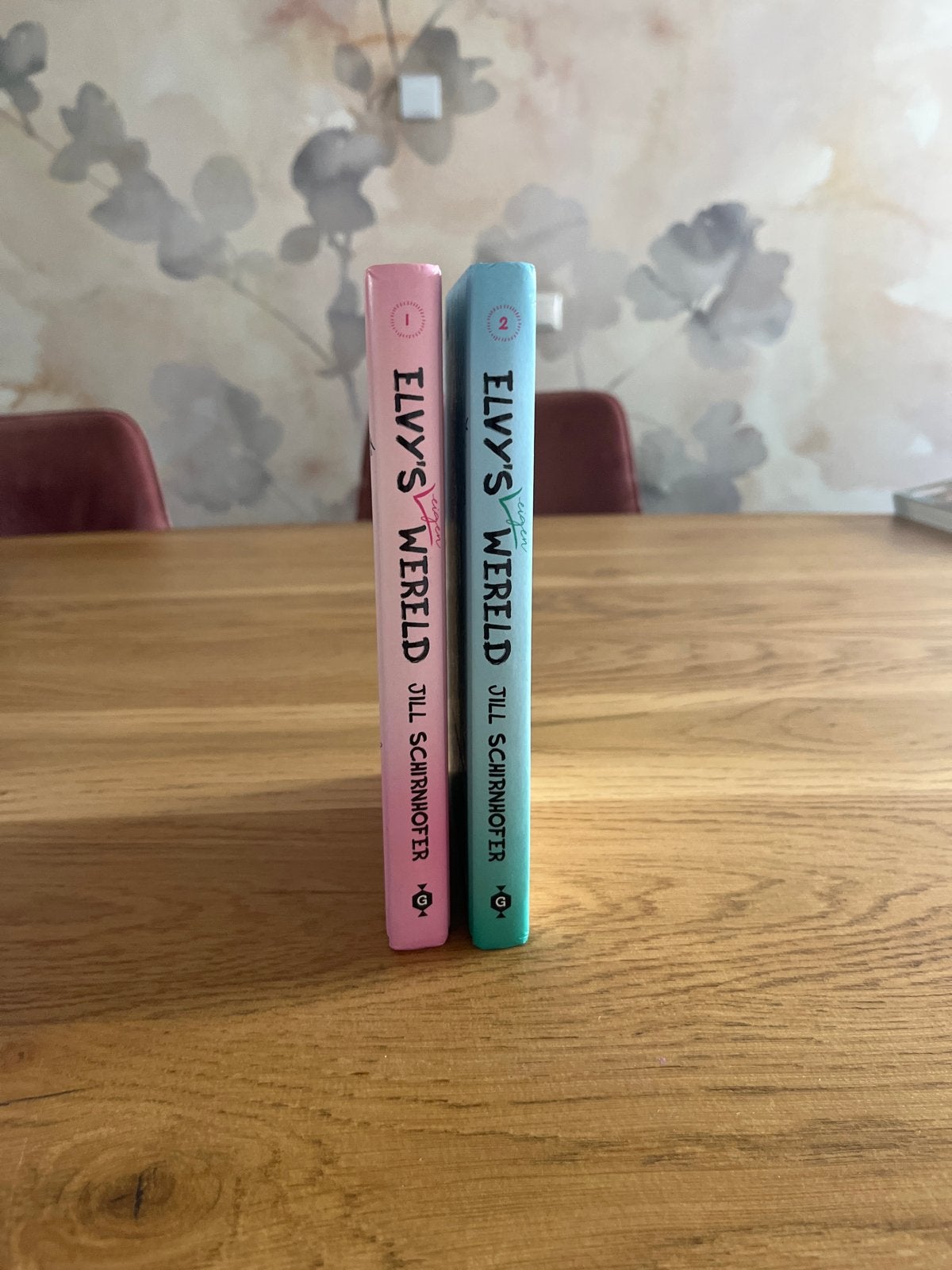 Elvy's Eigen Wereld - Jill Schirnhofer (deel 1 & 2), Ophalen of Verzenden, Zo goed als nieuw, Fictie