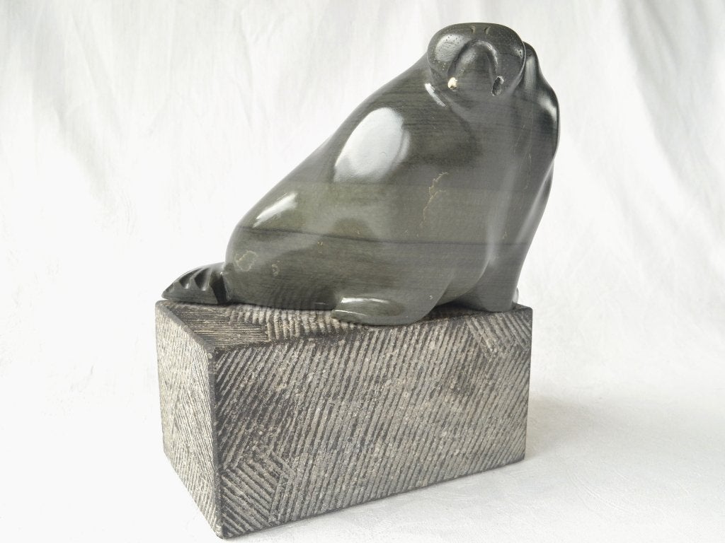 Walrus op stenen sokkel, serpentijnen Beeld – Inuit, Canada, Minder dan 20 cm, Handgemaakt, Brutalistisch, Ophalen of Verzenden