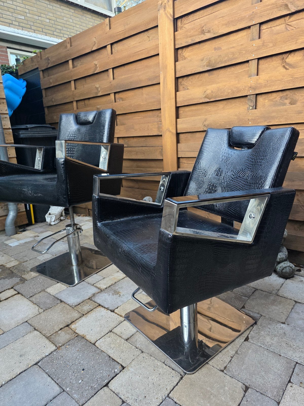 2 Zwarte kappersstoelen met lichte krassen op het chroom, Huis en Inrichting, Stoelen, Ophalen, Gebruikt, Twee, Kappersstoel