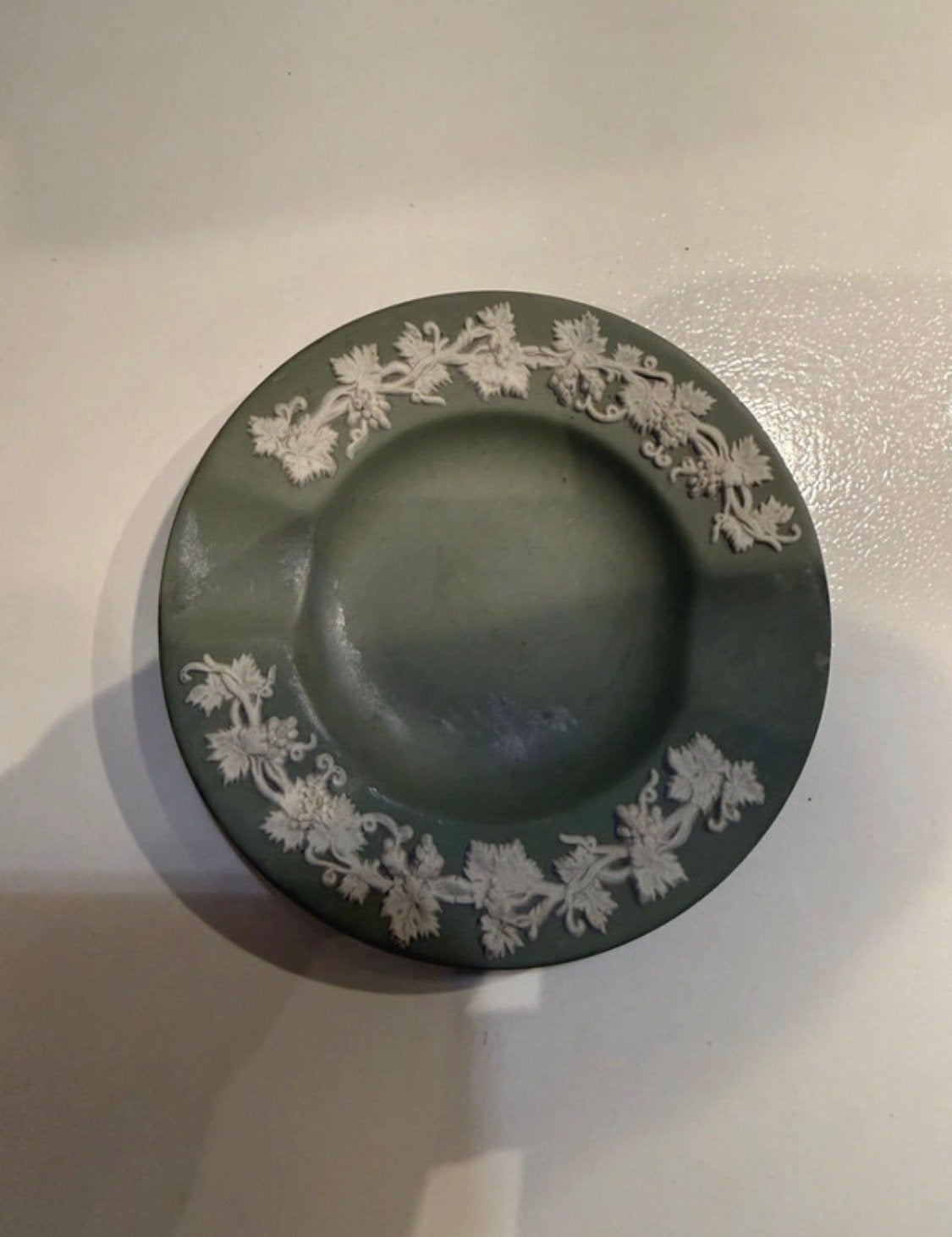 Wedgwood Jasperware Groene  bord met Druivenranken, Antiek en Kunst, Verzenden