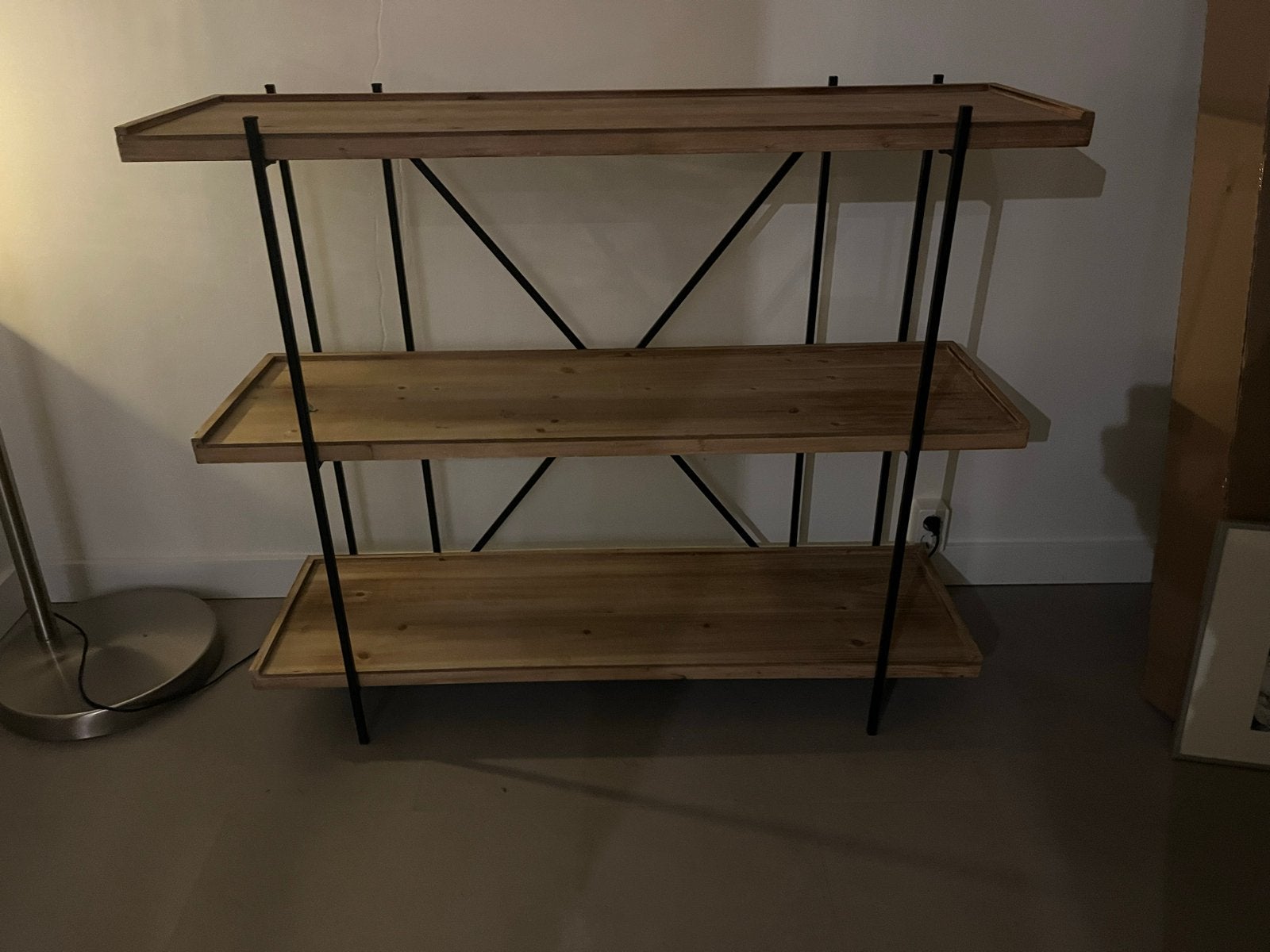 Houten rek met zwart metalen frame, Ophalen, Zo goed als nieuw