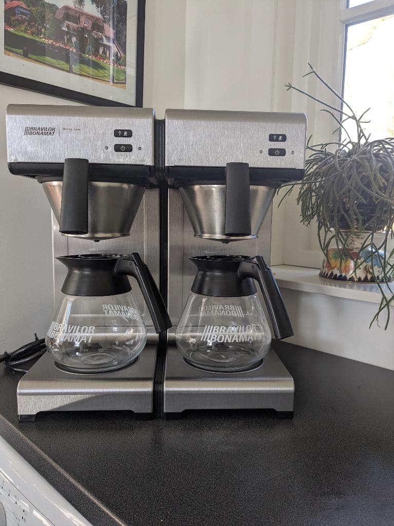 Bravilor Mondo Twin 220 volt, Witgoed en Apparatuur, Gebruikt, 10 kopjes of meer, Koffiemachine, Gemalen koffie