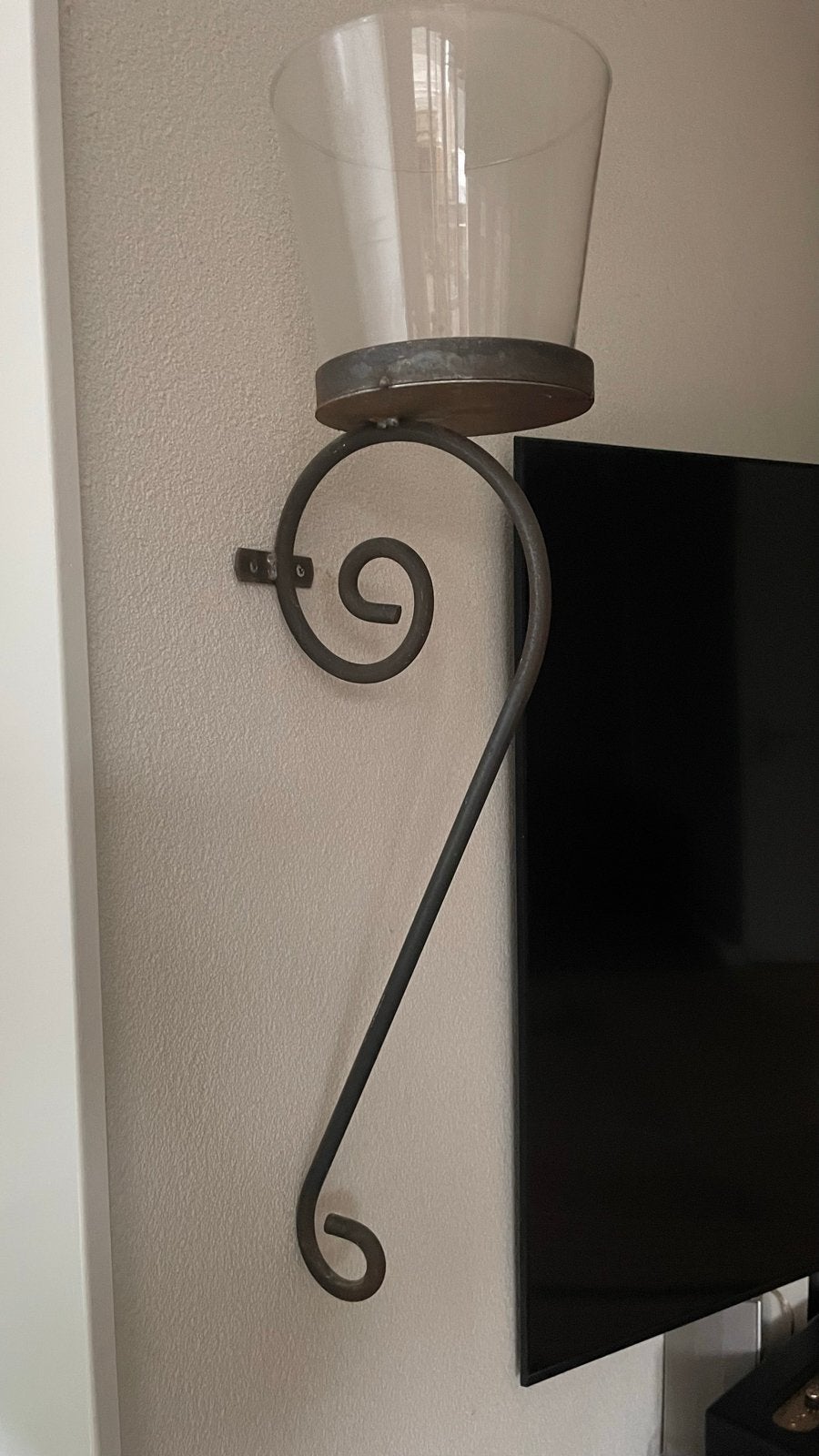 Wandkandelaar met glazen windlicht, Huis en Inrichting, Woonaccessoires | Kandelaars en Kaarsen, Ophalen of Verzenden, Zo goed als nieuw