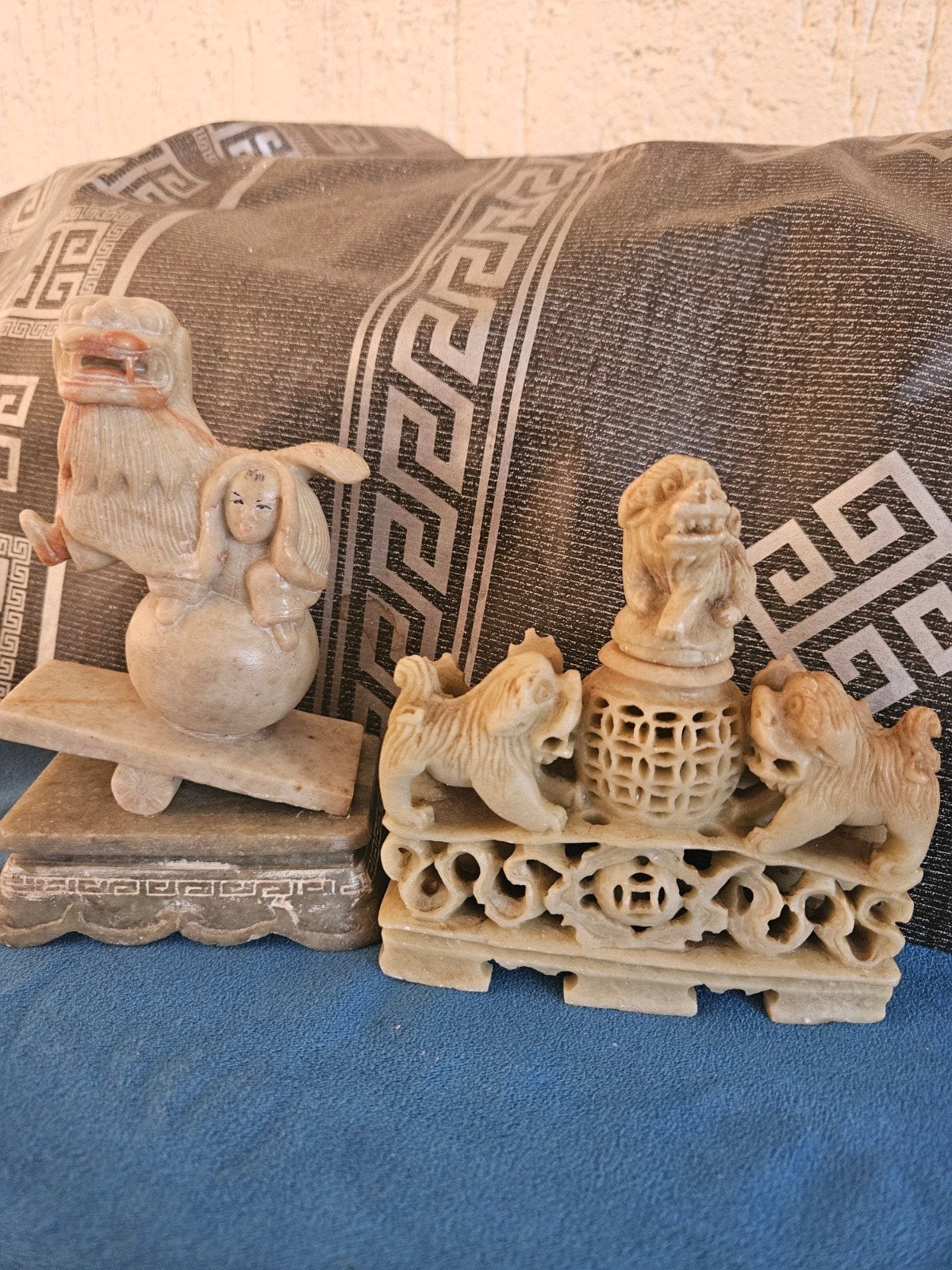 Set van 2 Chinese spekstenen beelden: Foo Dogs en vrouw, Ophalen