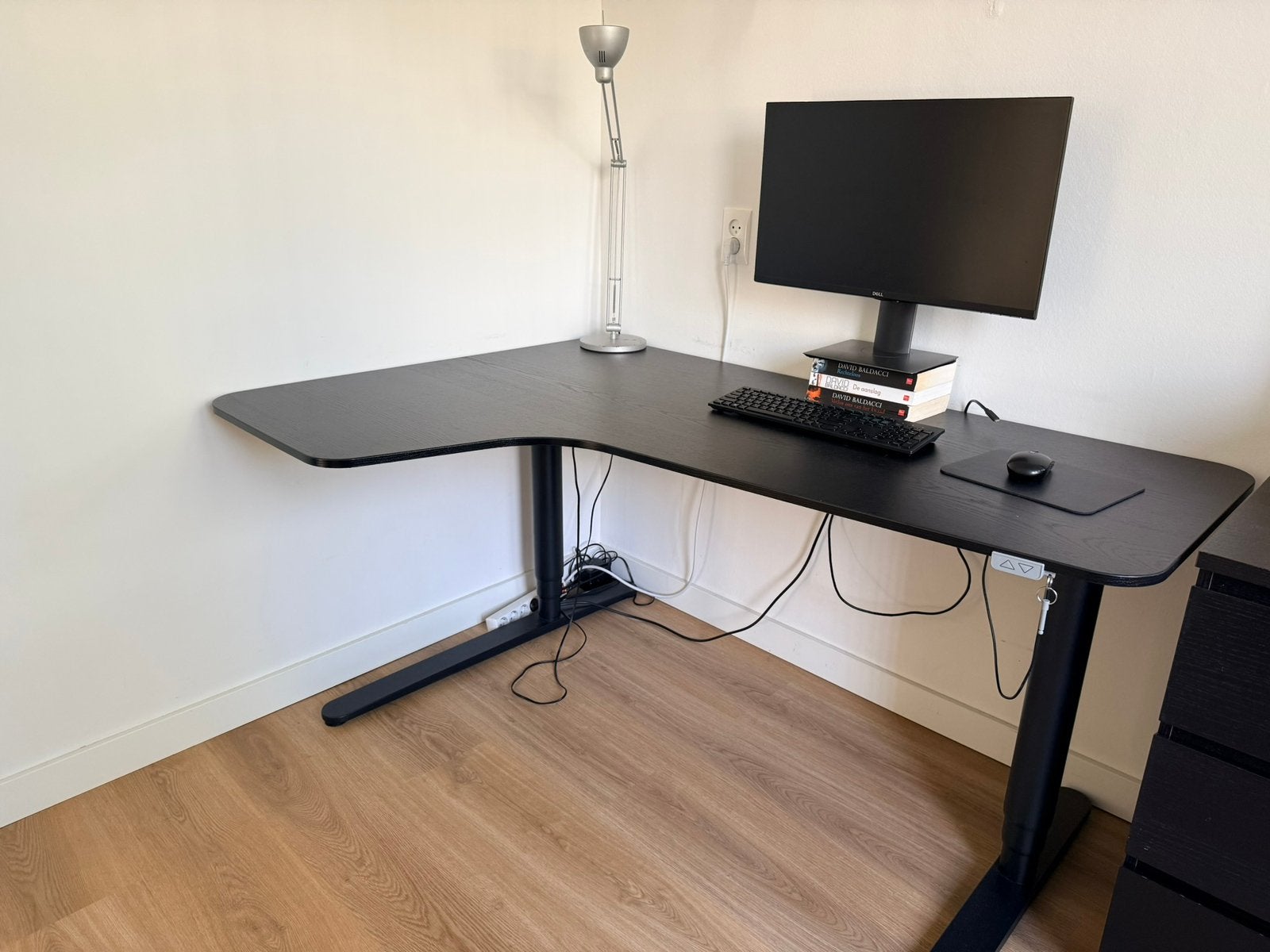 IKEA BEKANT elektrisch zit-sta hoekbureau 160x110 cm – zwart, Huis en Inrichting, Ophalen, Zwart, 160 cm, Gebruikt