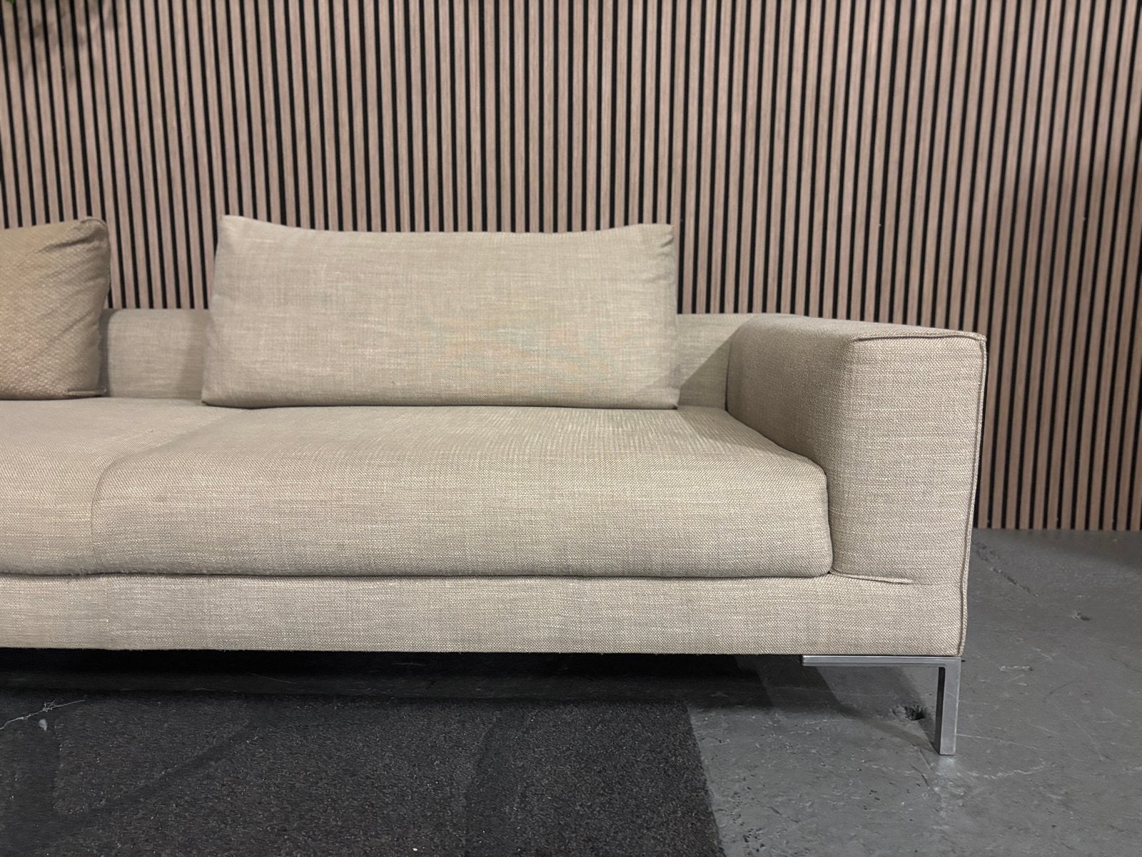 GRATIS LEVERING Design on Stock Aikon Bank 330X250 GEREINIGD, Huis en Inrichting, Design on stock aikon, Hoekbank, 300 cm of meer