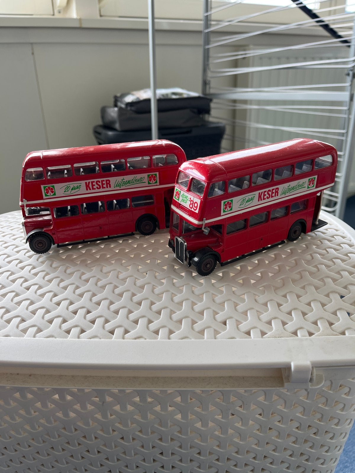 2 rode dubbeldekker bussen, modelauto's, Overige merken, Gebruikt, 1:32 tot 1:50, Overige typen