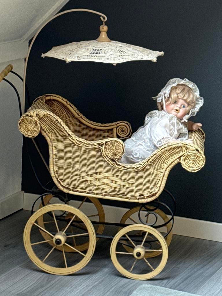 Porseleinen pop in kinderwagentje, Verzamelen, Poppen, Ophalen of Verzenden, Zo goed als nieuw, Pop