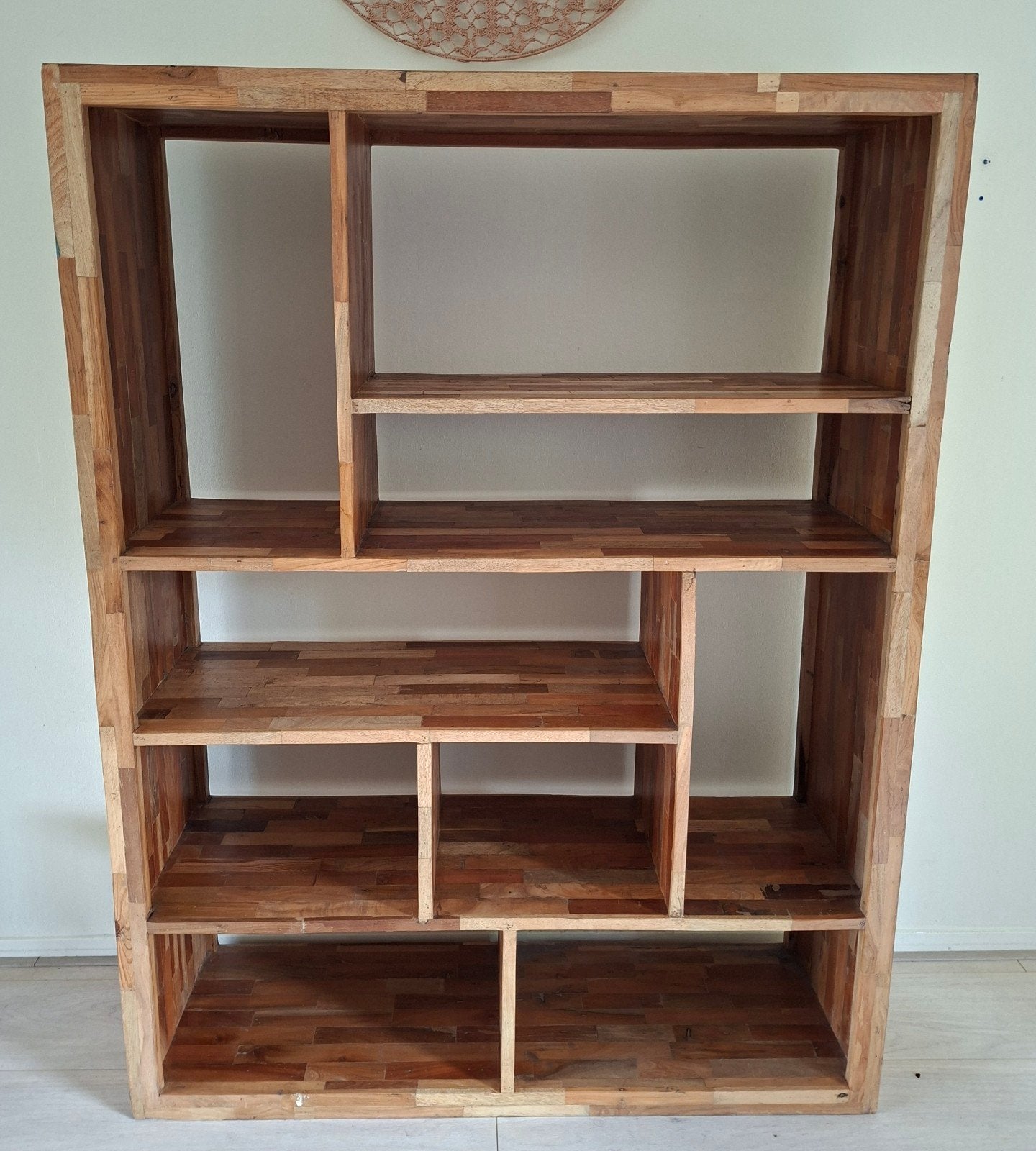 Unieke houten boekenkast met speelse indeling, Ophalen, Met plank(en), 100 tot 150 cm, Modern, Speels, Hout
