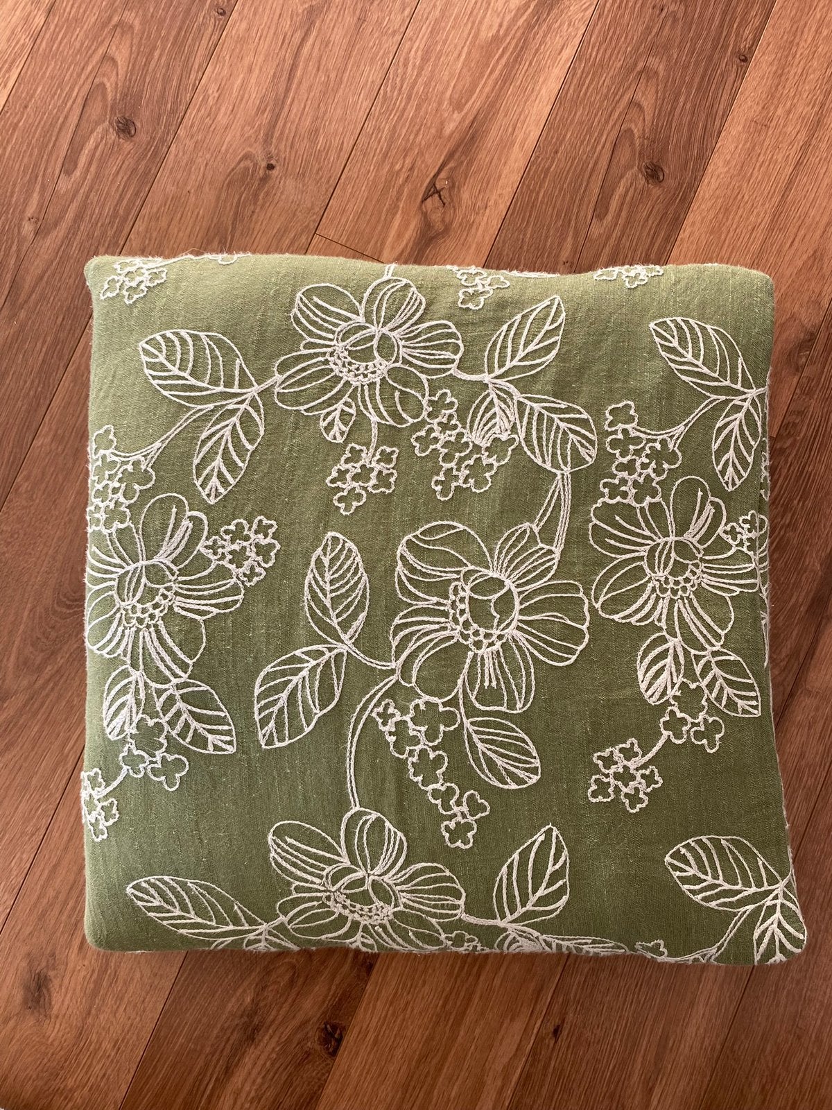 Groene kussen met borduursels 40 cm bij 40 cm, Ophalen of Verzenden, Zo goed als nieuw, Groen, Vierkant