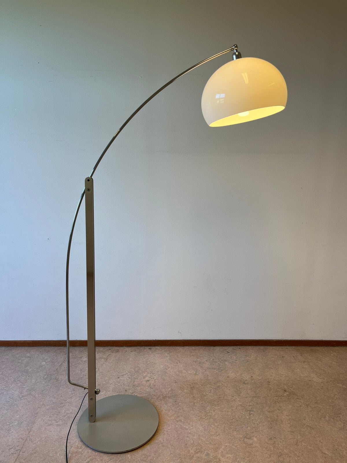 Duitse design booglamp dimbaar - Helestra stijl - 225 cm, Huis en Inrichting, Lampen | Vloerlampen, Ophalen, Zo goed als nieuw