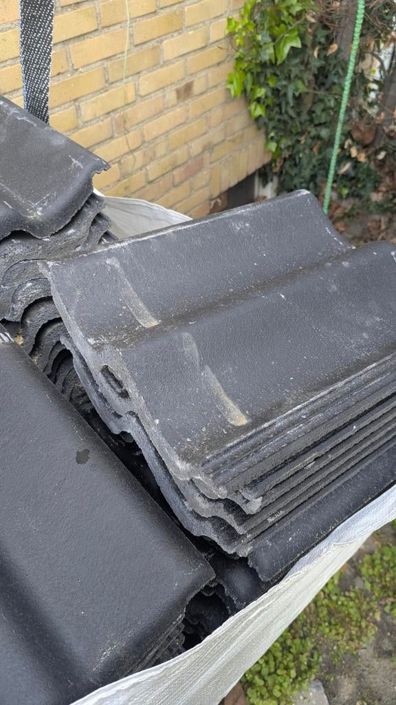 Zwarte dakpannen, ongeveer 125 stuks, Doe-het-zelf en Verbouw, Dakpannen en Dakbedekking, Ophalen of Verzenden, Zo goed als nieuw