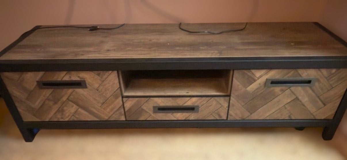 TV-meubel met visgraatmotief en metalen frame, Ophalen, 150 tot 200 cm, Zo goed als nieuw, Minder dan 100 cm