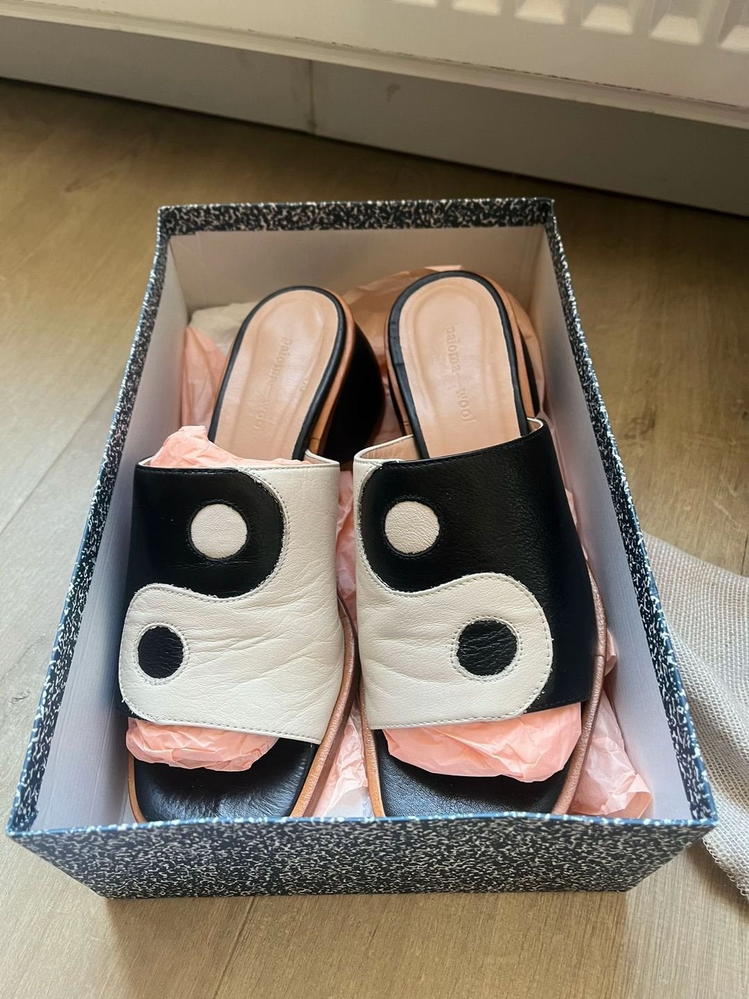 Paloma Wool Yin Yang Muiltjes - Zwart/Wit, Zwart, Zo goed als nieuw, Sandalen of Muiltjes, Ophalen of Verzenden