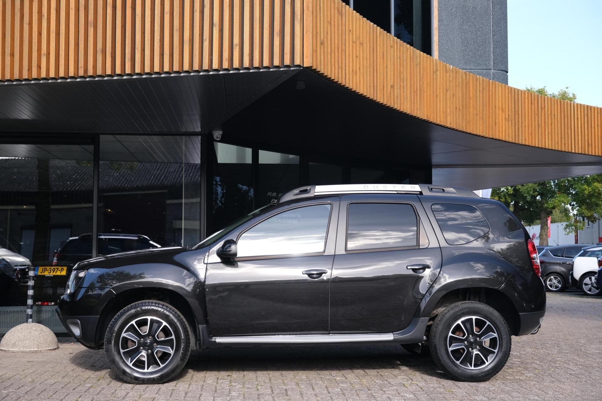 Dacia Duster 1.2 TCe 4x2 Blackshadow|Rijklaar!|Camera|Trekha, Auto's, Voorwielaandrijving, Dealer onderhouden, 125 pk, Gebruikt