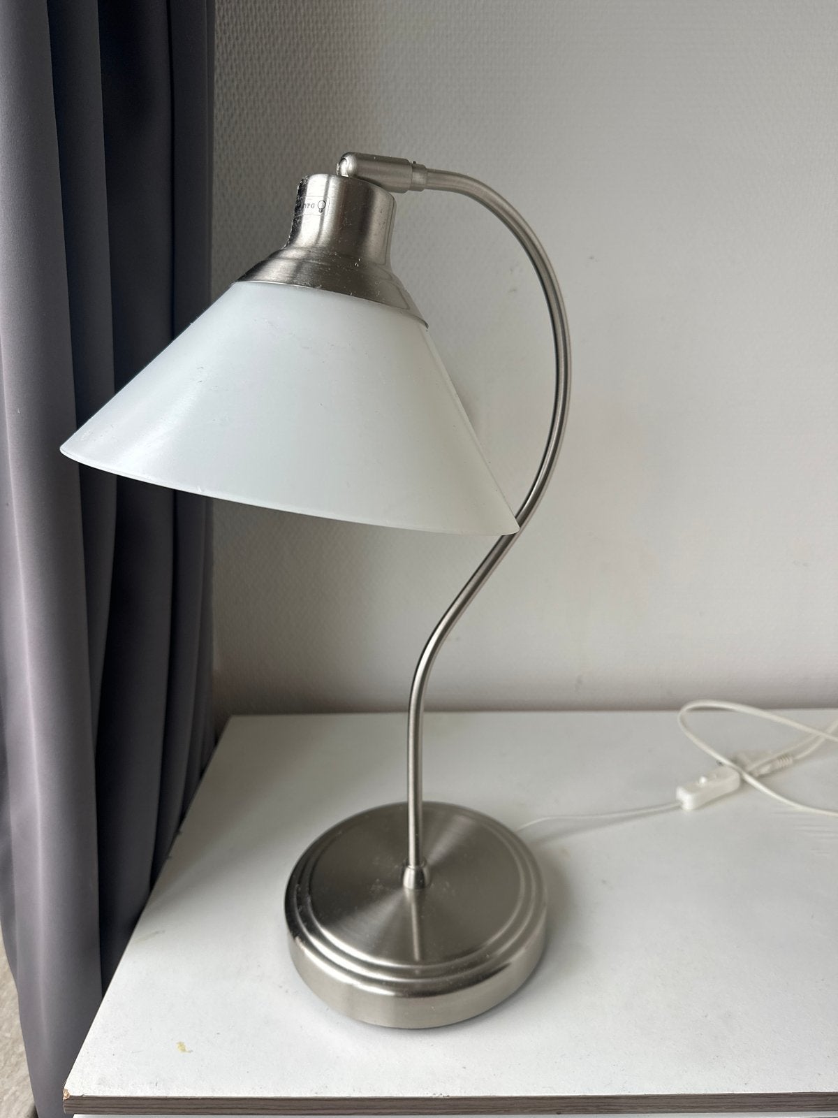 Moderne tafellamp met witte kap en metalen voet, Ophalen, Met schakelaar, Wit, E27 (groot)