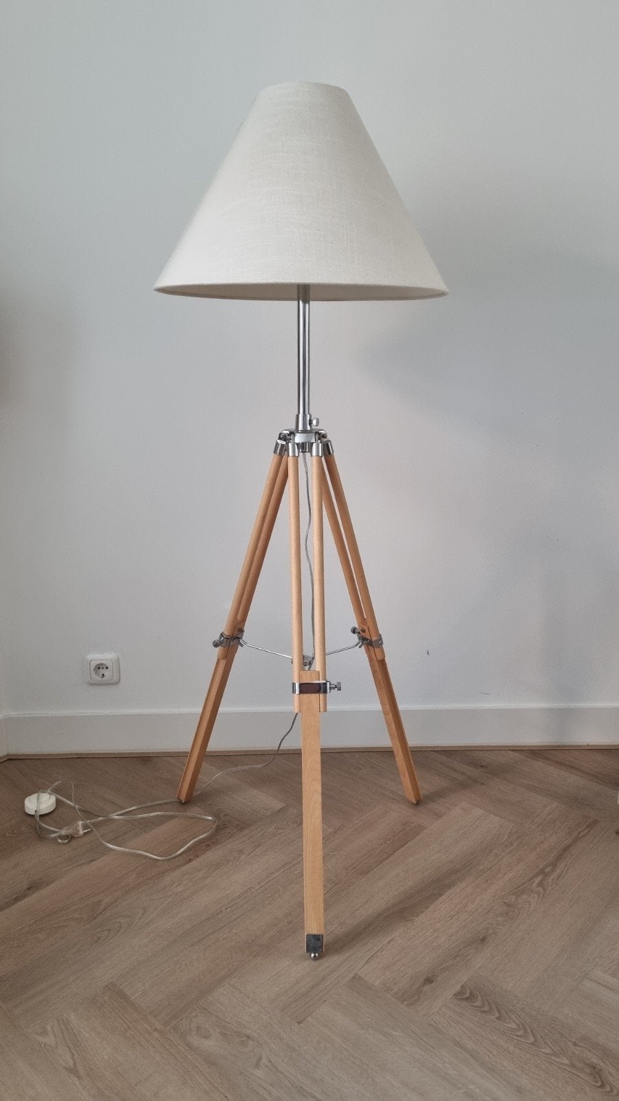 Sqtaande driepoot lamp   Nevy via MADE., Ophalen, Gebruikt, 100 tot 150 cm, Modern landelijk