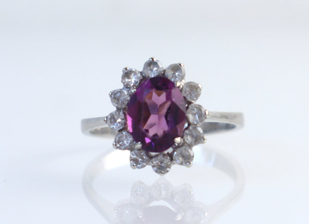 Witgouden ring 18 karaat paarse steen en witte saffiertjes, Ophalen of Verzenden, Goud, Ring, Met edelsteen
