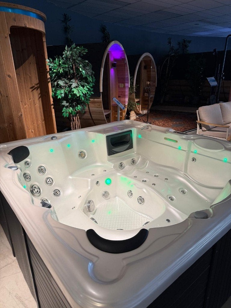 Luxe 6-persoons jacuzzi - 1 ligplaats - nekmassage, Ophalen, Zo goed als nieuw, Afdekzeil, Vast