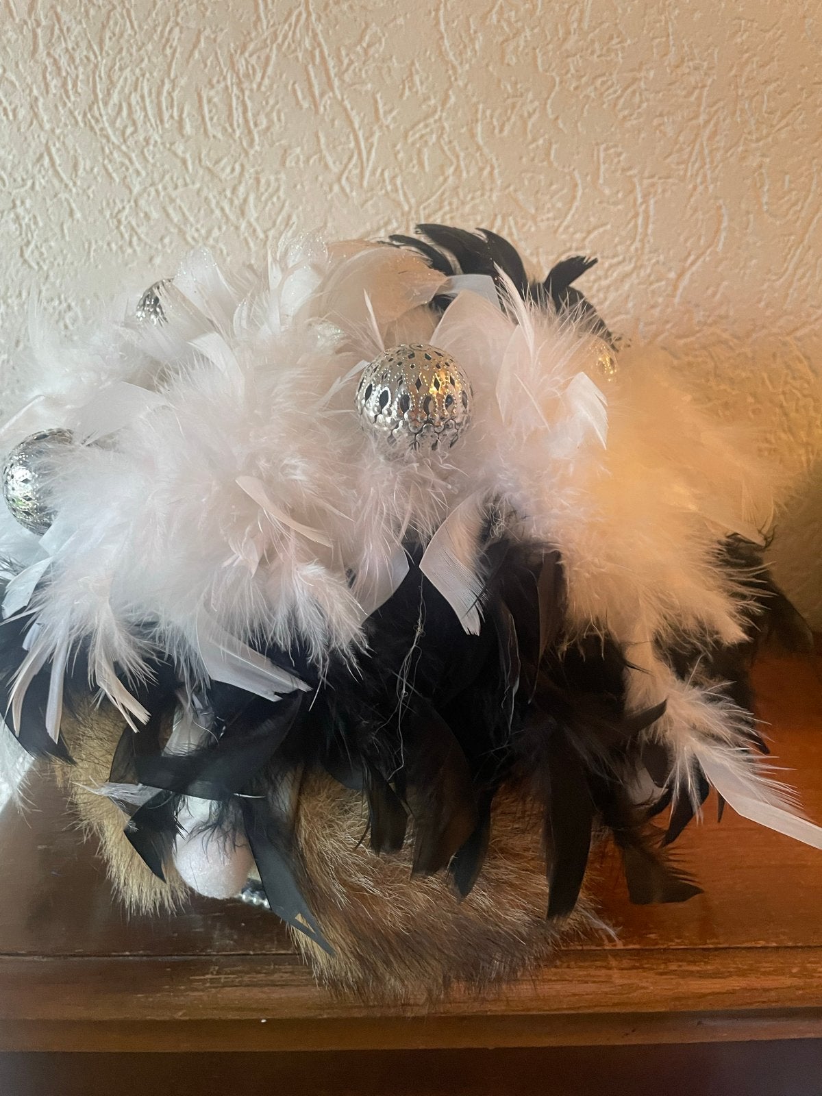 Carnavalshoed met veren en zilveren details, Ophalen of Verzenden, Zo goed als nieuw, Carnaval, Accessoires