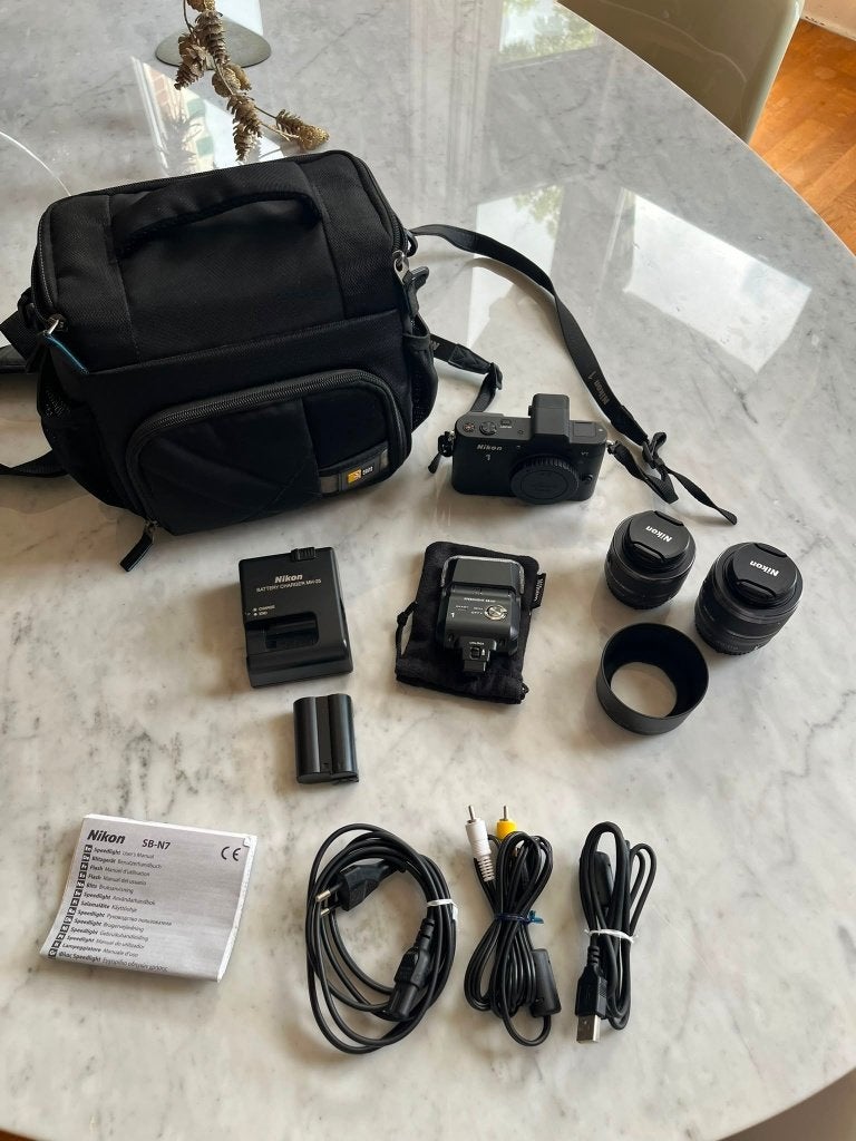 Nikon 1 V1 complete set + 10-30mm + 30-110mm + SB-N7 + tas, Ophalen of Verzenden, Zo goed als nieuw, Nikon, Lensdop
