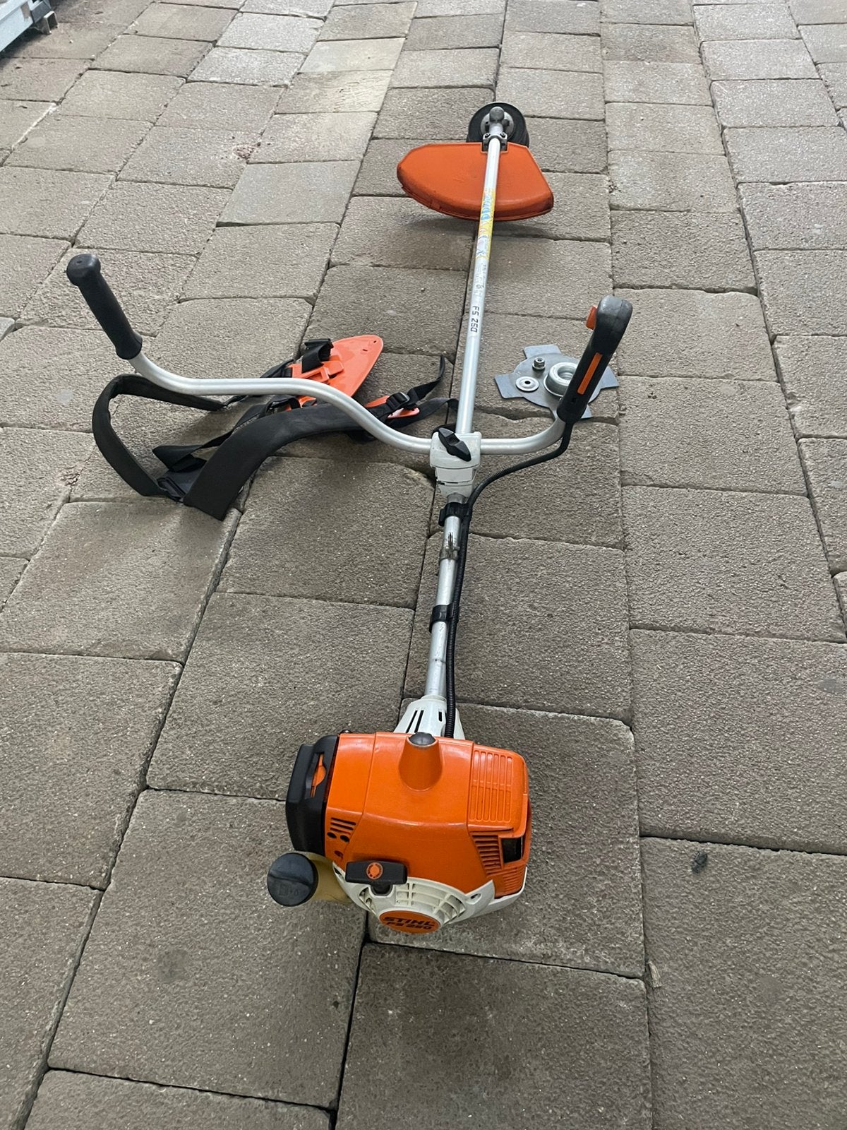 Stihl bosmaaier FS 250 in topconditie, Tuin en Terras, Ophalen, Zo goed als nieuw, Benzine